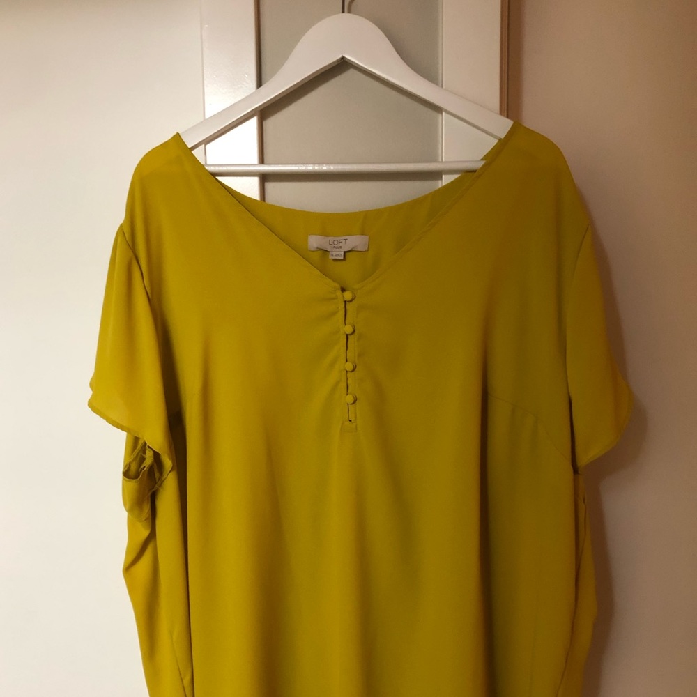 SOLD! LOFT Plus Shortsleeve Blouse